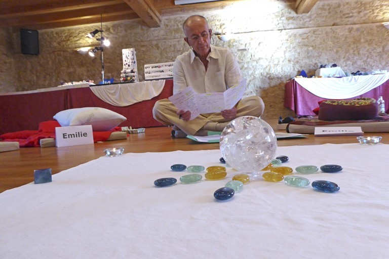 Gérard consulte ses notes