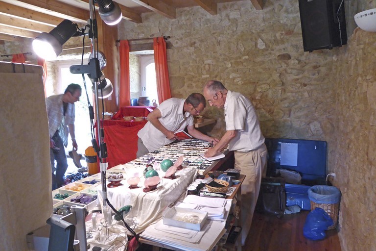 Les stagiaires choisissent les pierres